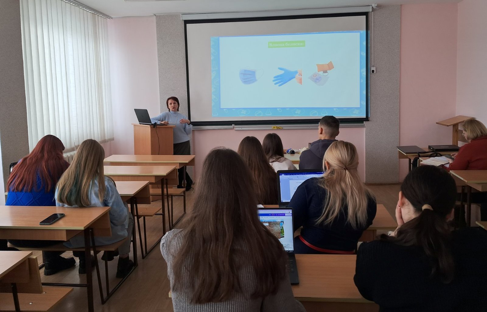Світлана Збігнівна розповідає про власну безпеку під час надання першої домедичної допомоги